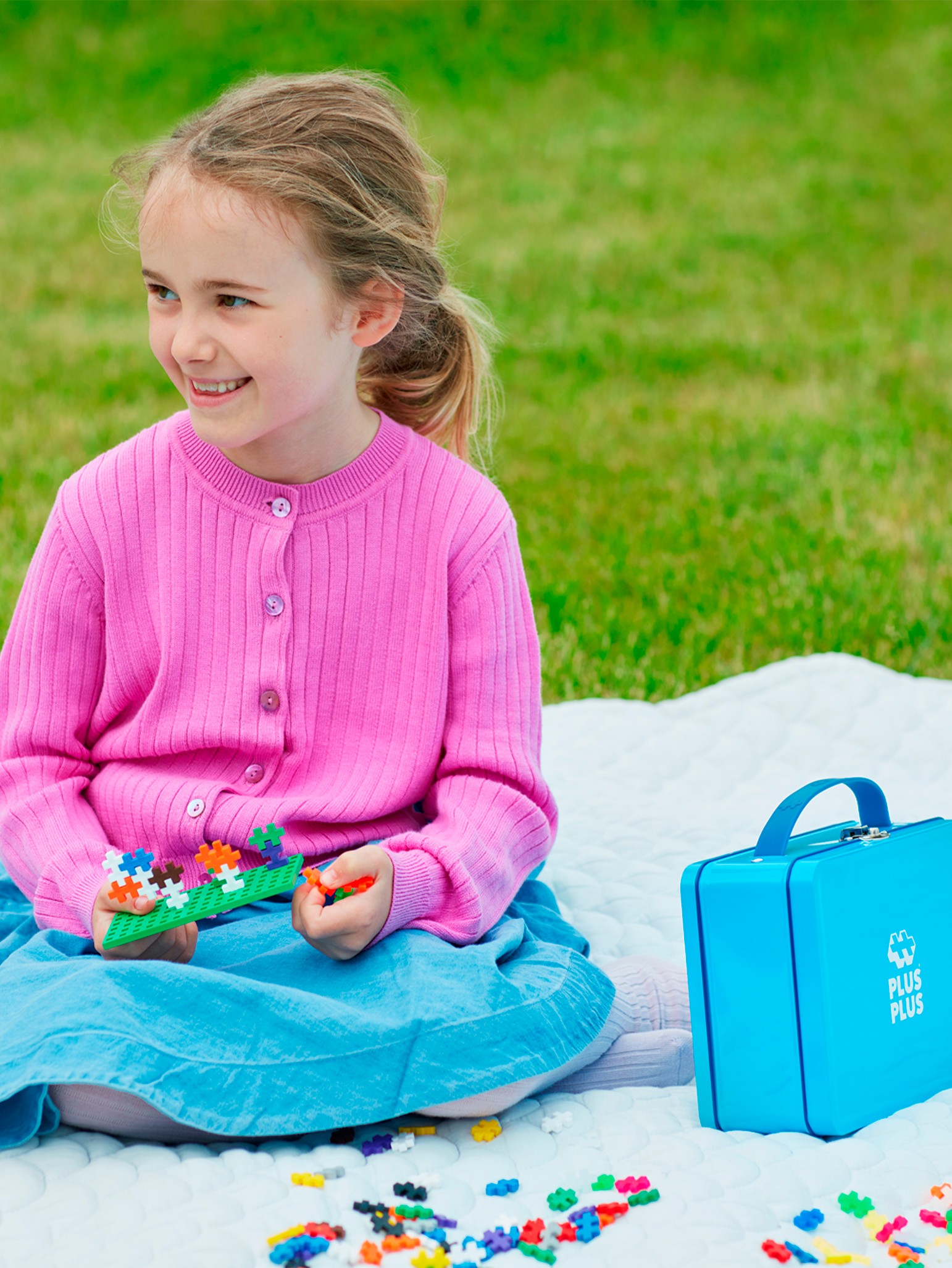 Blue Metal Suitcase - 600 pcs